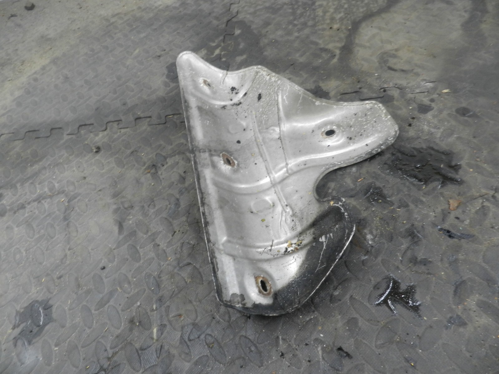 107. 2007 VOLVO S80 D5. EXHAUST HEAT SHIELD