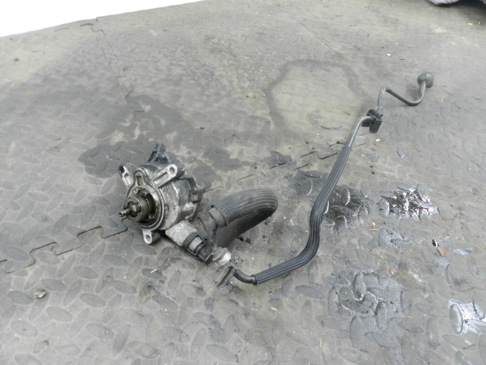 107. 2007 VOLVO S80 D5. VACUUM PUMP AND PIPE 30731825
