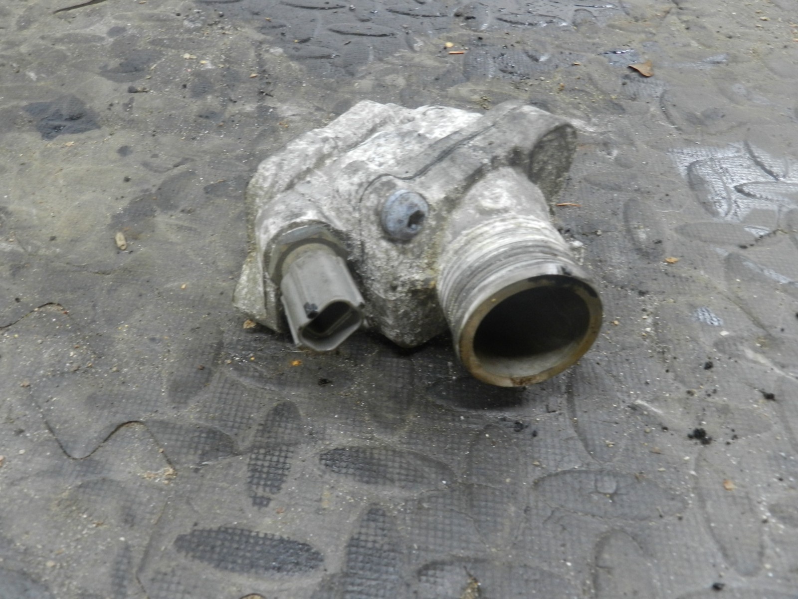 107. 2007 VOLVO S80 D5. COOLANT HOUSING