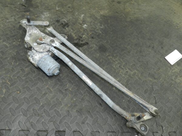 107. 2007 VOLVO S80 D5. FRONT WIPER MOTOR + LINKAGE