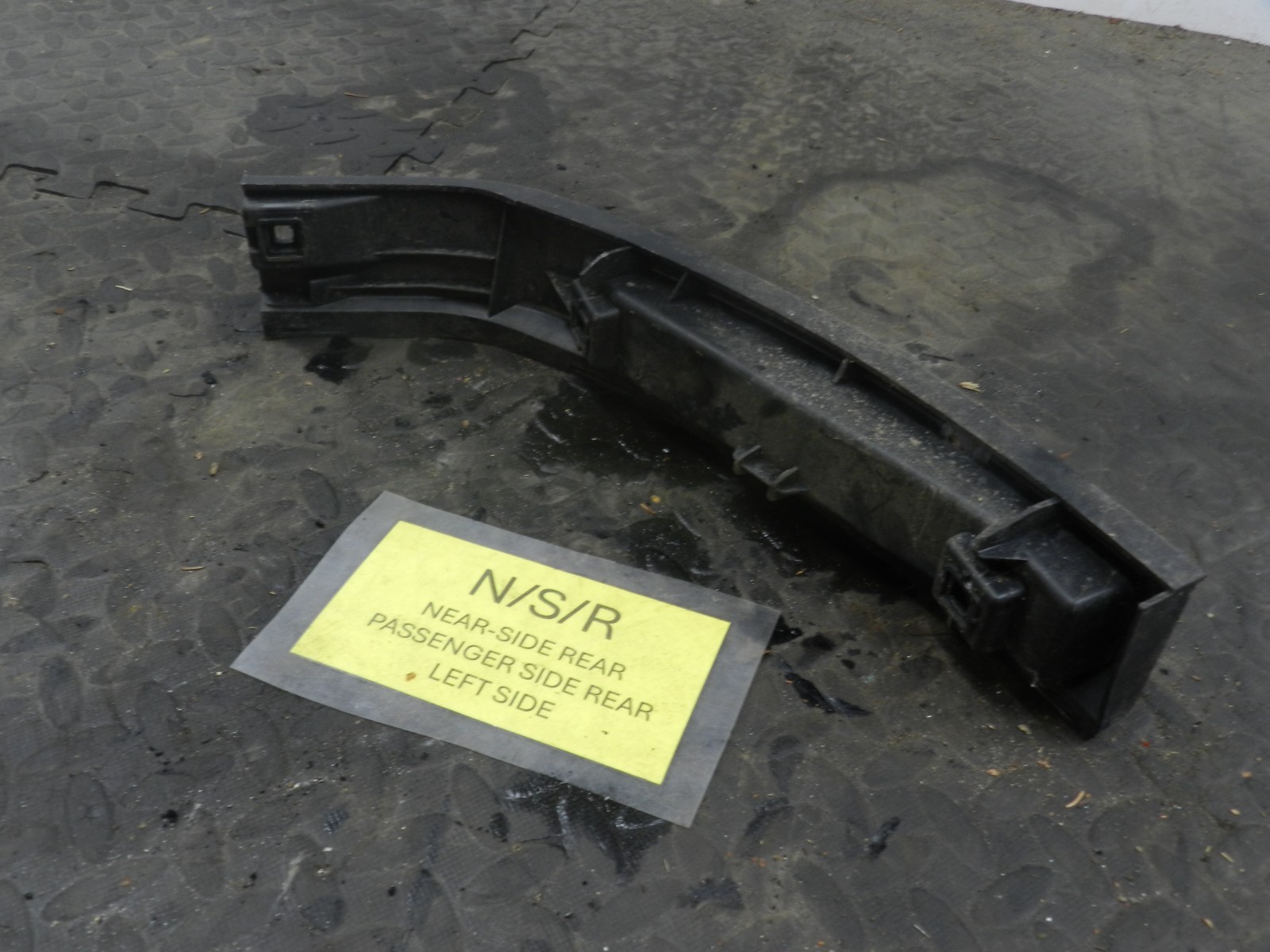 107. 2007 VOLVO S80 D5. PASSENGER SIDE REAR BUMPER MOUNT
