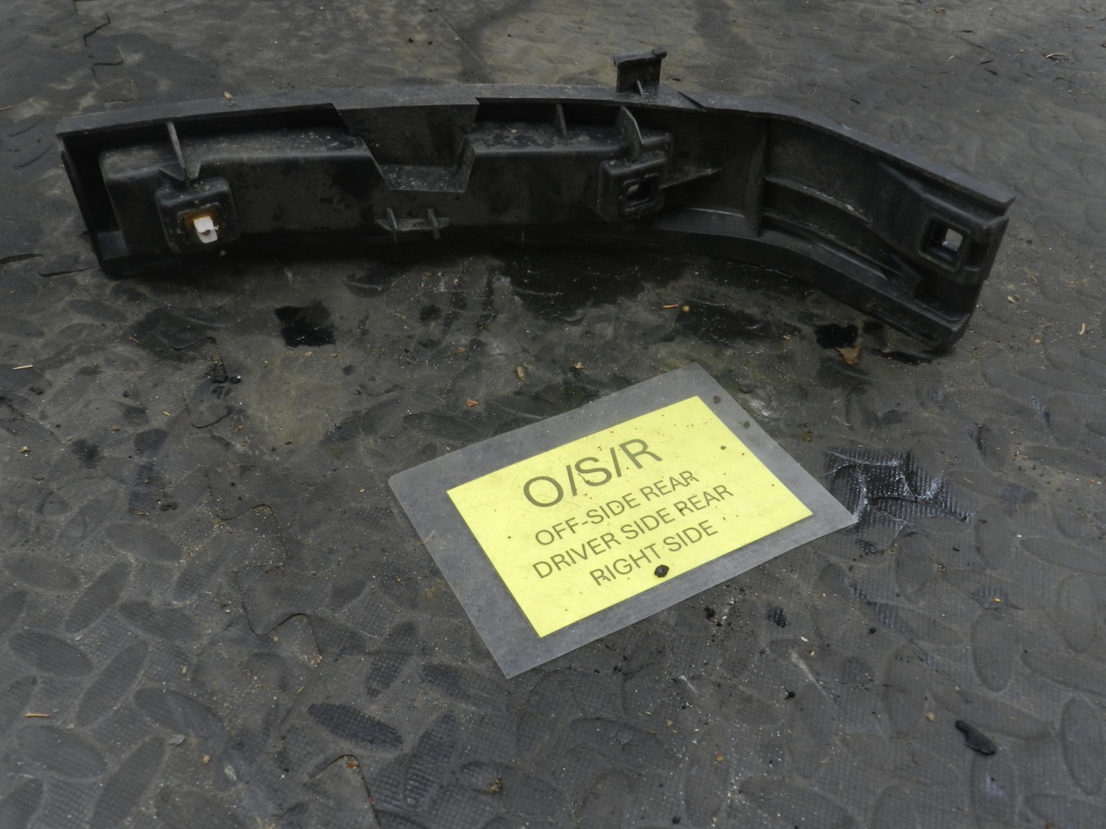 107. 2007 VOLVO S80 D5. DRIVER SIDE REAR BUMPER MOUNT