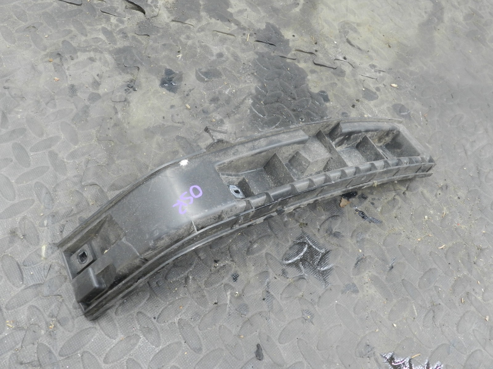 107. 2007 VOLVO S80 D5. DRIVER SIDE REAR BUMPER MOUNT - Image 2