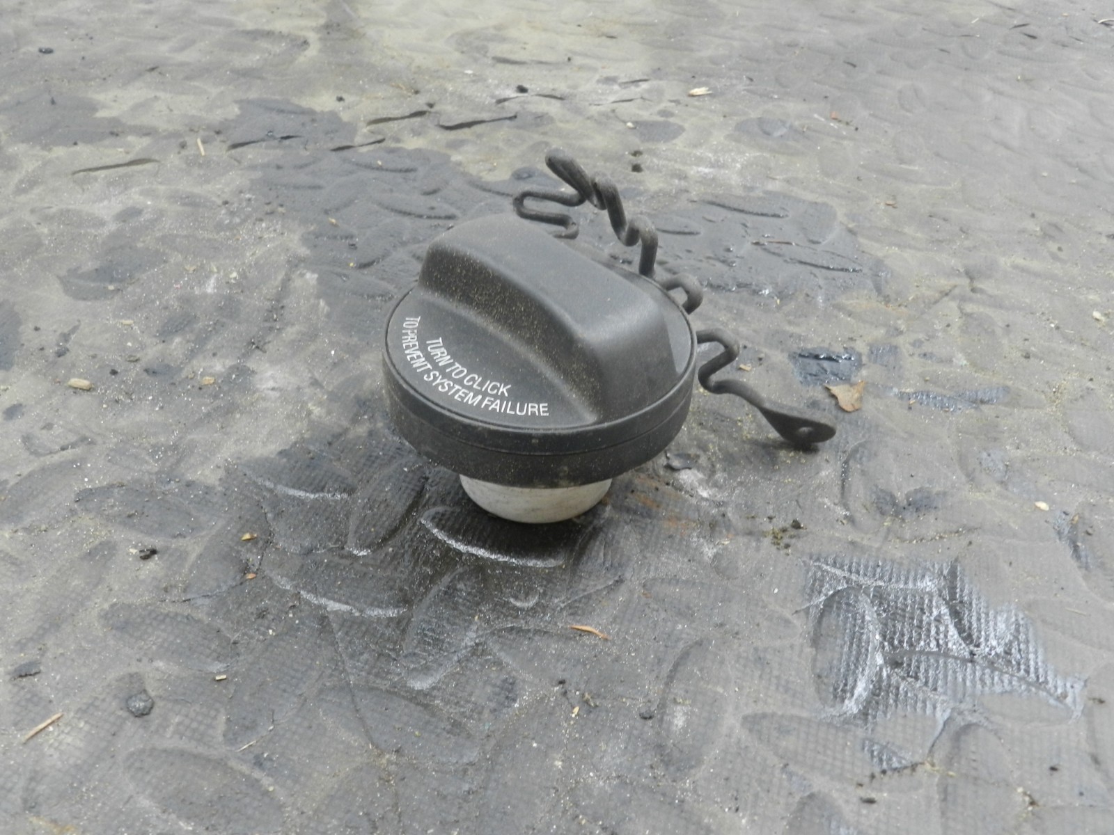 107. 2007 VOLVO S80 D5. FUEL FLAP CAP
