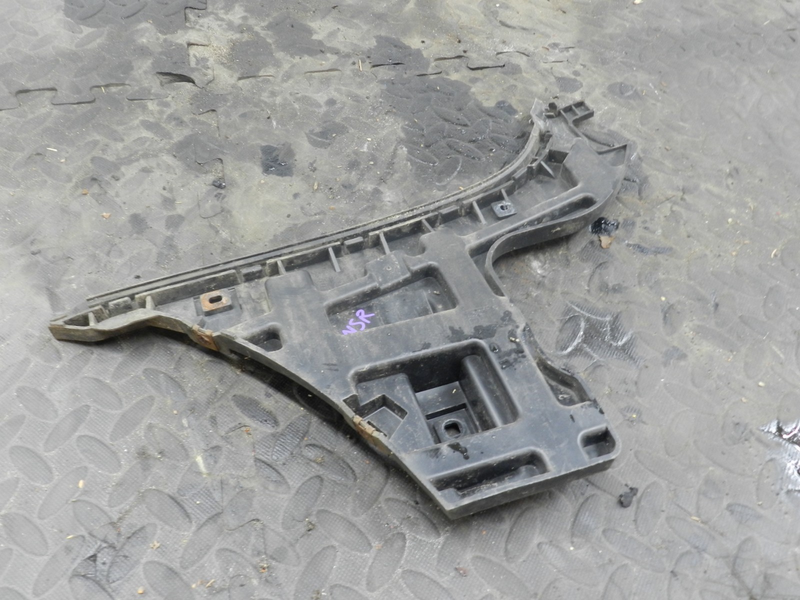 107. 2007 VOLVO S80 D5. PASSENGER SIDE REAR BUMPER MOUNT - Image 2