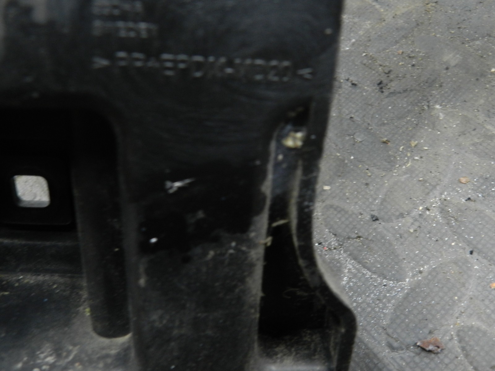 107. 2007 VOLVO S80 D5. PASSENGER SIDE REAR BUMPER MOUNT - Image 3