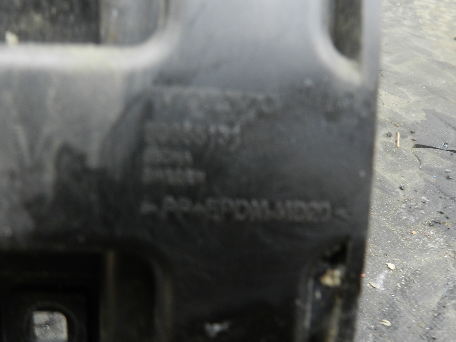 107. 2007 VOLVO S80 D5. PASSENGER SIDE REAR BUMPER MOUNT - Image 4