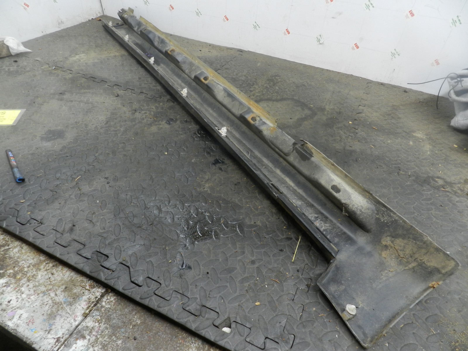 107. 2007 VOLVO S80 D5. DRIVER SIDE SILL TRIM SKIRT - Image 2