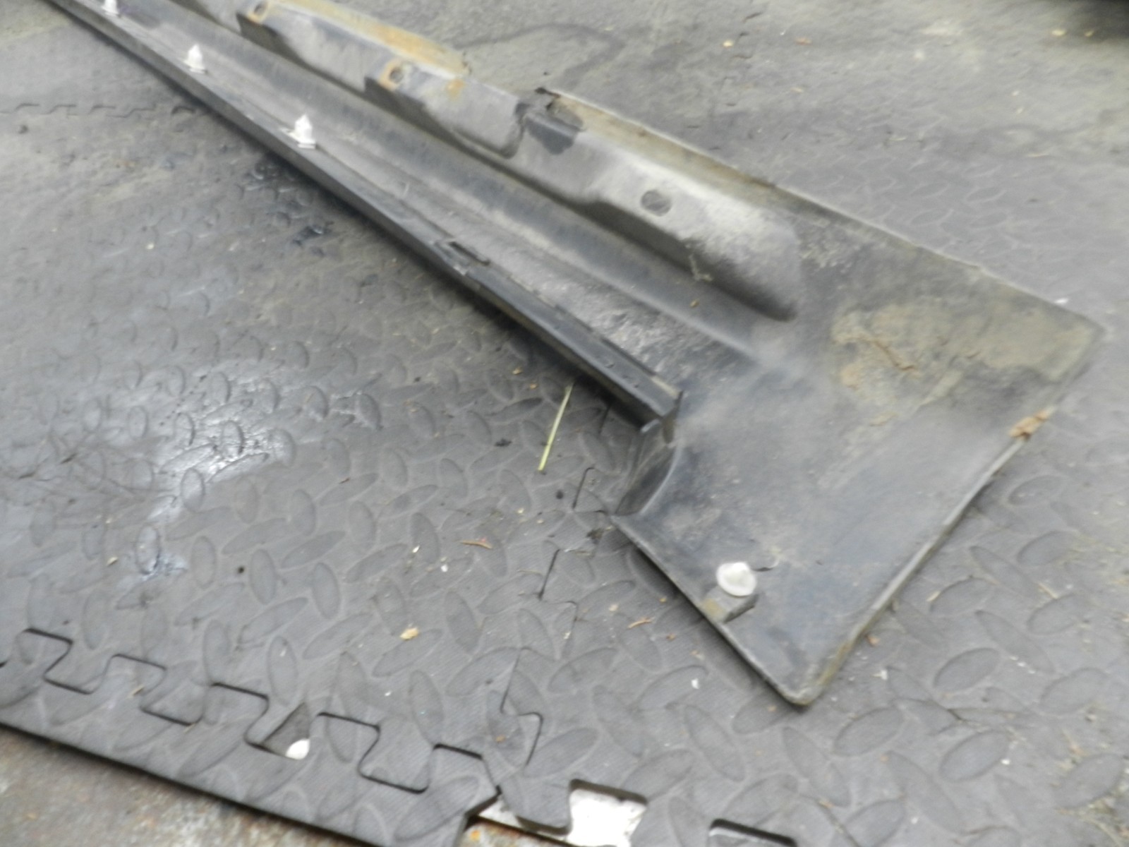 107. 2007 VOLVO S80 D5. DRIVER SIDE SILL TRIM SKIRT - Image 4