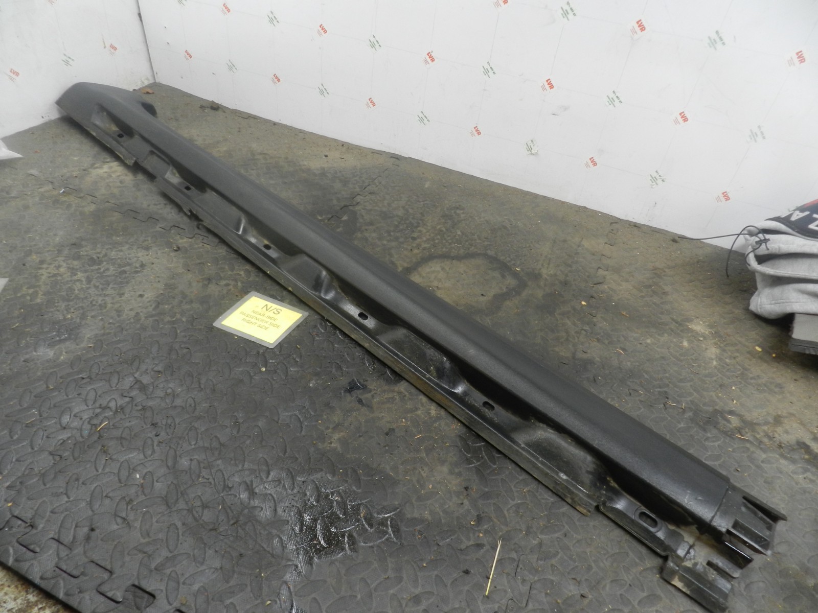 107. 2007 VOLVO S80 D5. PASSENGER SIDE SILL TRIM SKIRT