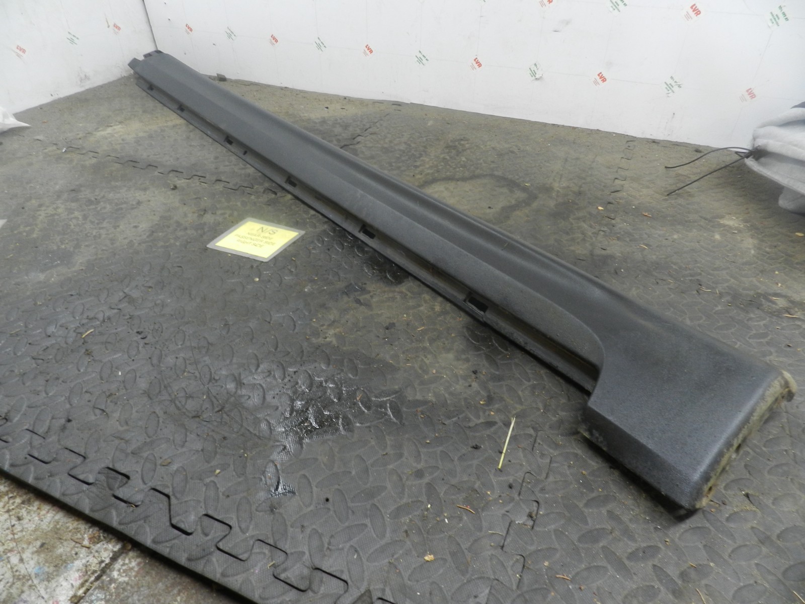 107. 2007 VOLVO S80 D5. PASSENGER SIDE SILL TRIM SKIRT - Image 3