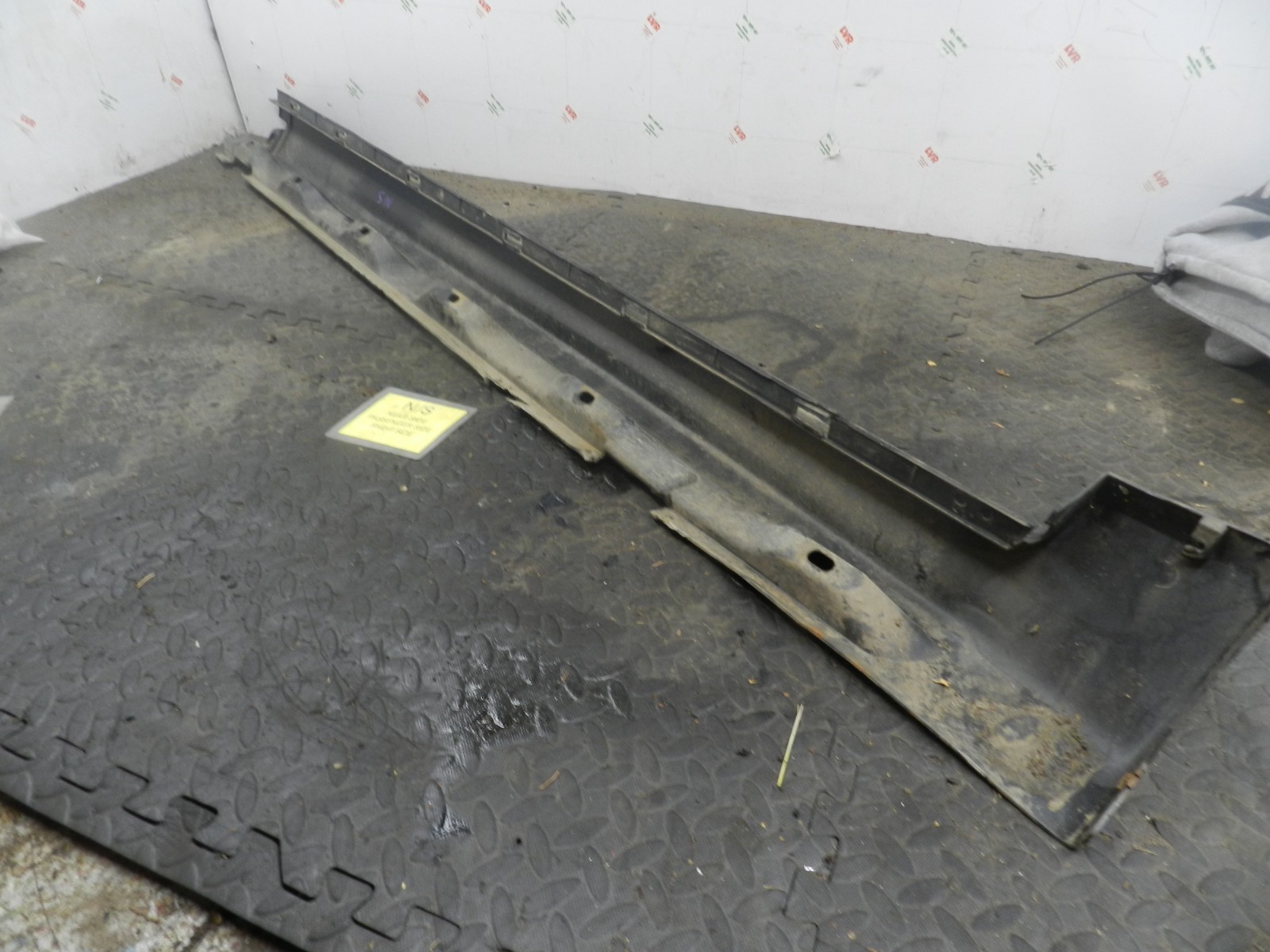 107. 2007 VOLVO S80 D5. PASSENGER SIDE SILL TRIM SKIRT - Image 4