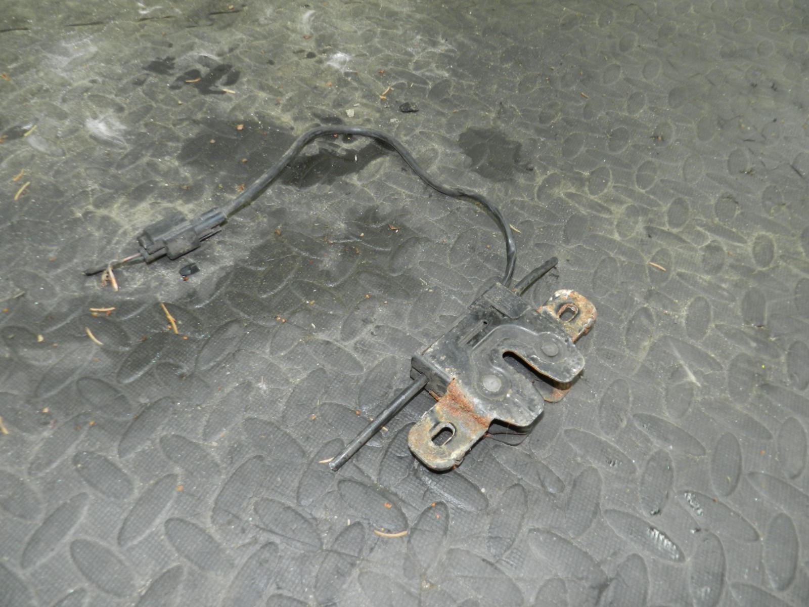 107. 2007 VOLVO S80 D5. BONNET LATCH CATCH LOCK