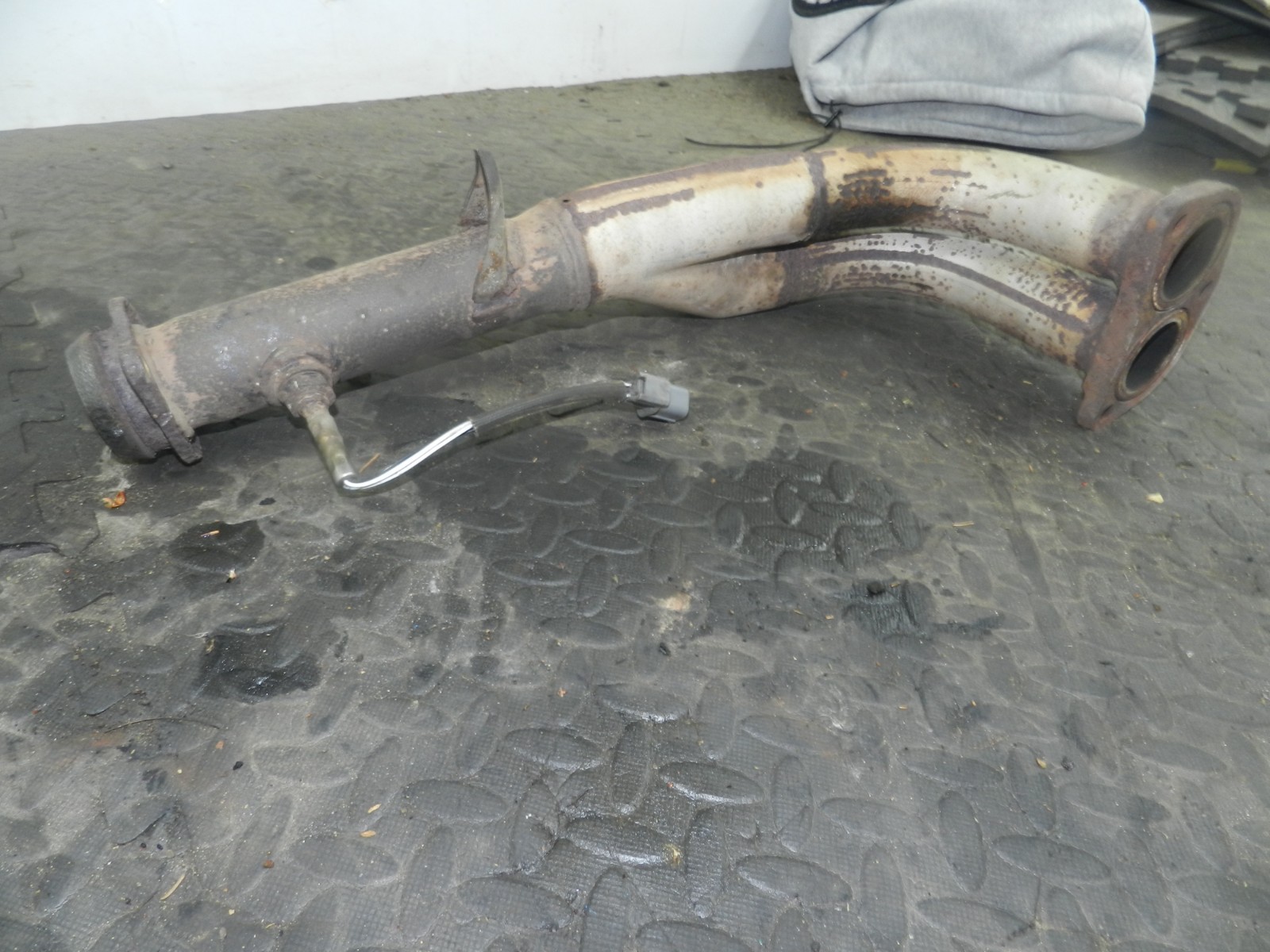 162. 1996 HONDA SMX. EXHAUST DOWN PIPE + SENSOR - Image 2