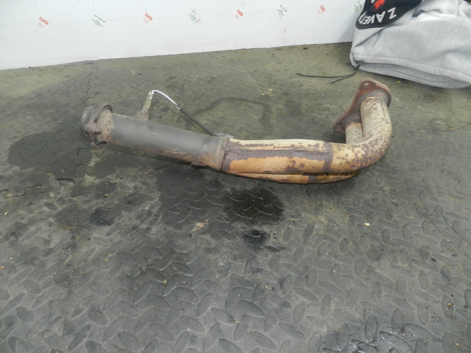 162. 1996 HONDA SMX. EXHAUST DOWN PIPE + SENSOR - Image 3