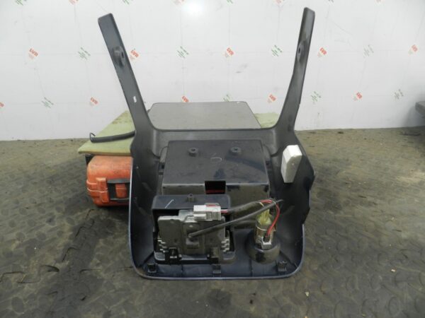 162. 1996 HONDA SMX. CENTRE CONSOLE FRAME 12V SOCKET - Image 3