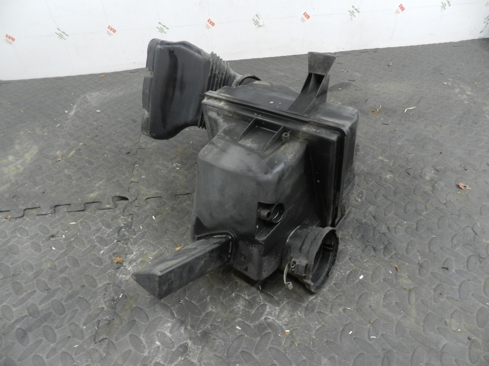 157. 1997 BMW 323I E36 CONVERTIBLE. AIR BOX FILTER HOUSING
