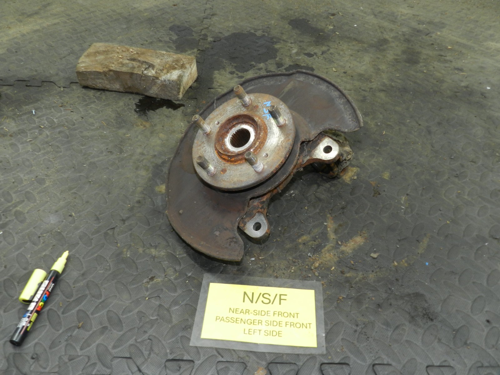 162. 1996 HONDA SMX. PASSENGER SIDE FRONT HUB STUB AXLE