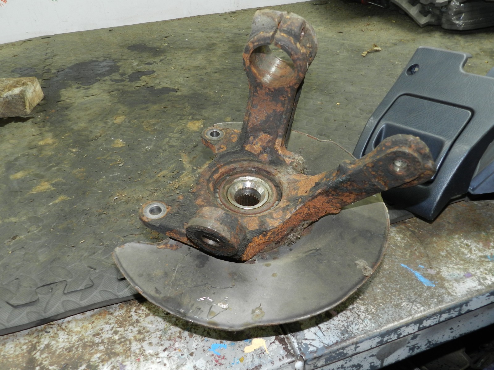 162. 1996 HONDA SMX. PASSENGER SIDE FRONT HUB STUB AXLE - Image 3