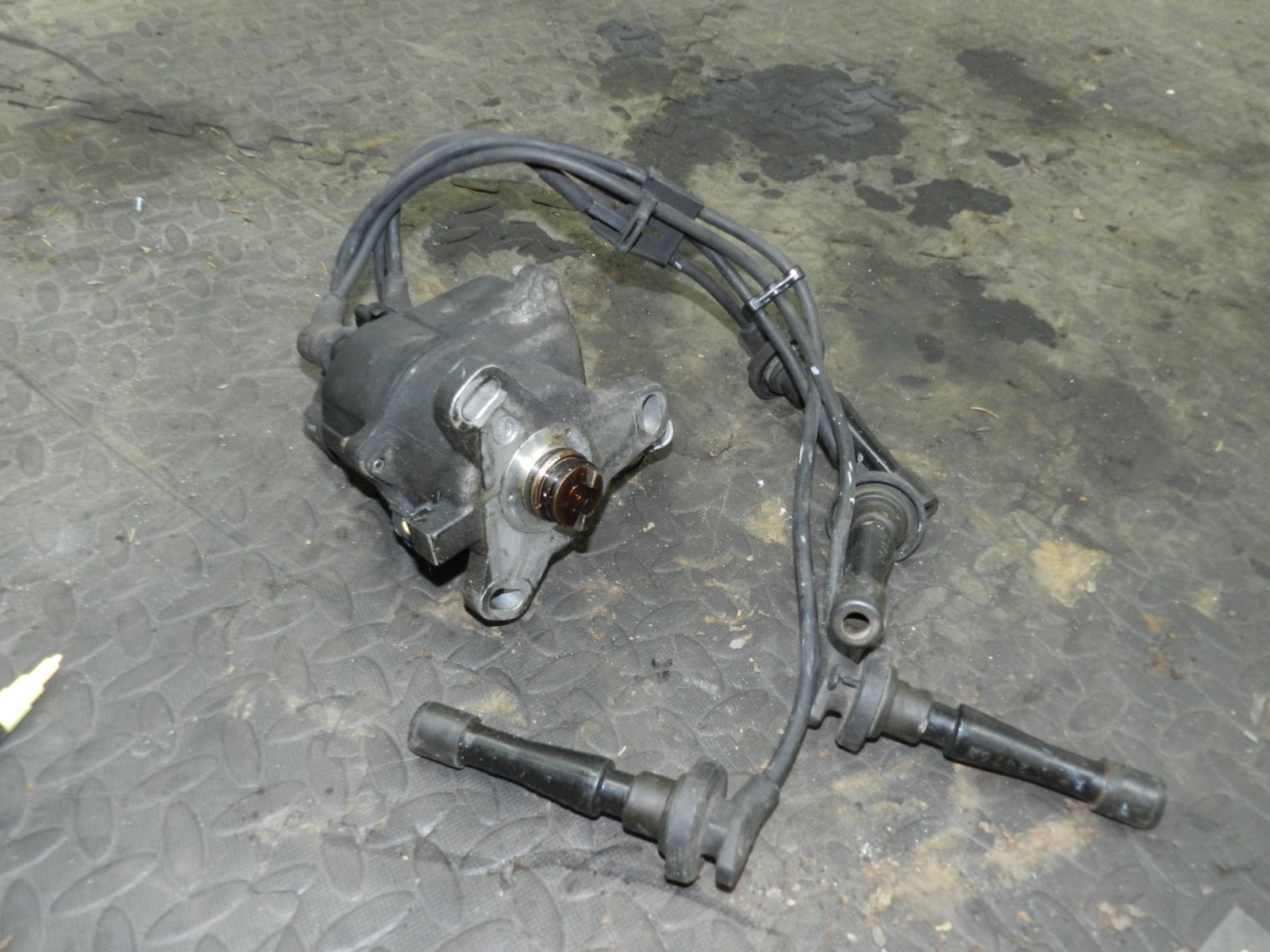 162. 1996 HONDA SMX. IGNITION COIL PACK AND HT LEADS DISTRIBUTOR