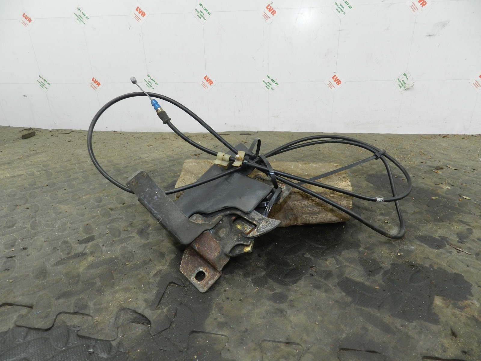 162. 1996 HONDA SMX. BONNET LATCH CATCH AND CABLE