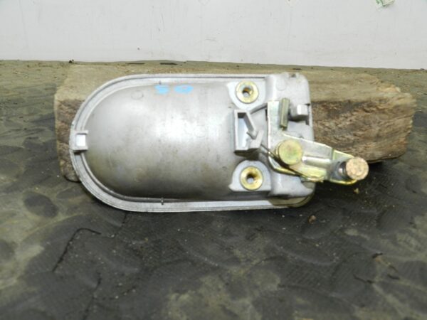 162. 1996 HONDA SMX. DRIVER SIDE FRONT EXTERNAL DOOR HANDLE IN SILVER - Image 2