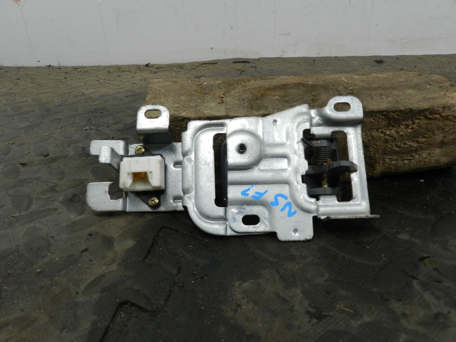 162. 1996 HONDA SMX. PASSENGER SIDE FRONT INTERIOR DOOR HANDLE - Image 2