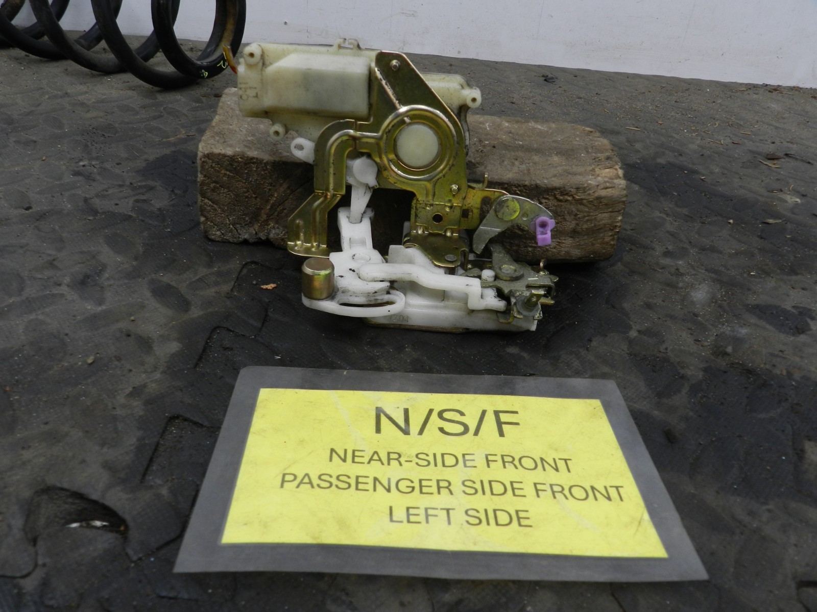 162. 1996 HONDA SMX. PASSENGER SIDE FRONT DOOR LOCK MECHANISM