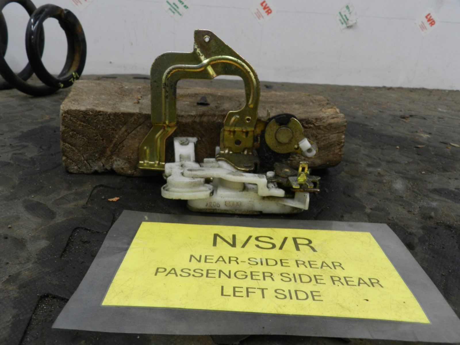 162. 1996 HONDA SMX. PASSENGER SIDE REAR DOOR LOCK MECHANISM