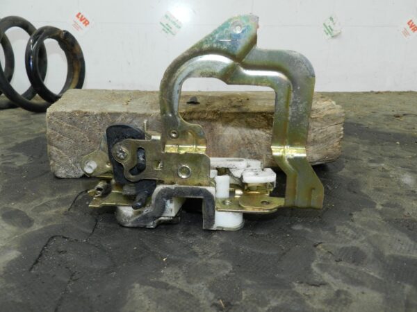 162. 1996 HONDA SMX. PASSENGER SIDE REAR DOOR LOCK MECHANISM - Image 2