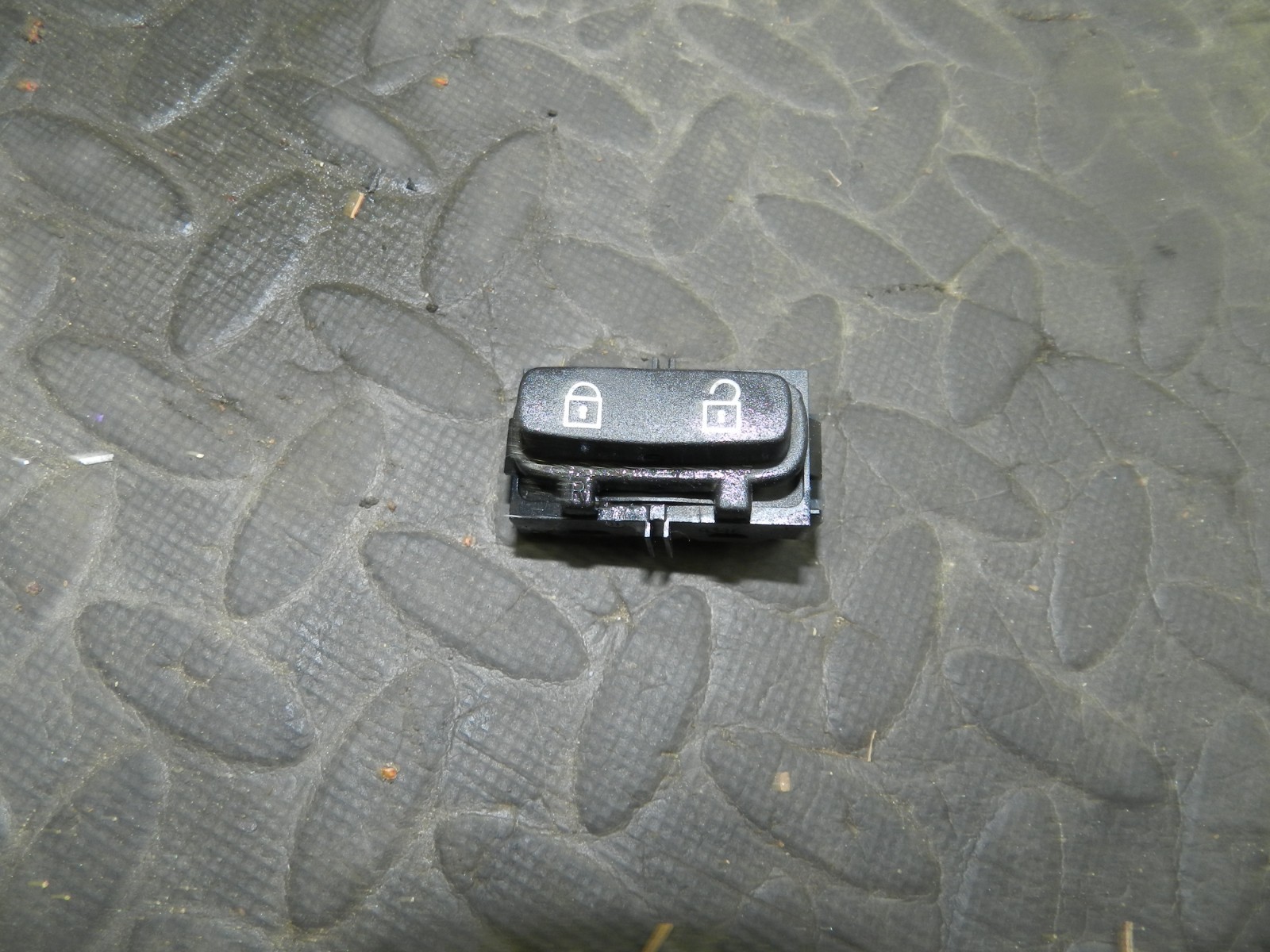 107. 2007 VOLVO S80 D5. CENTRAL LOCKING SWITCH