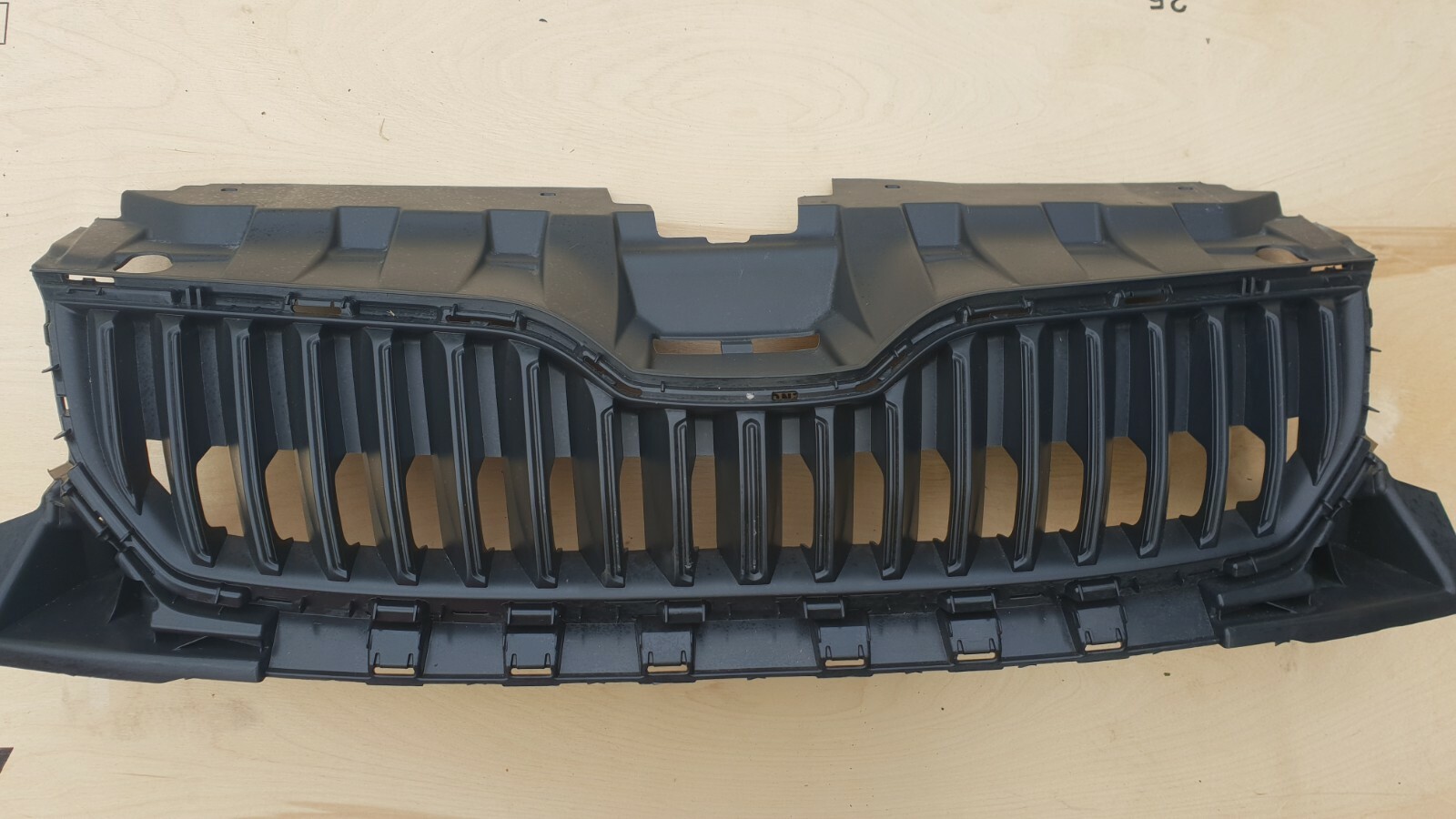 GENUINE SKODA FABIA FRONT RADIATOR GRILLE 2015 – ONWARDS P/N: 6V0853653A