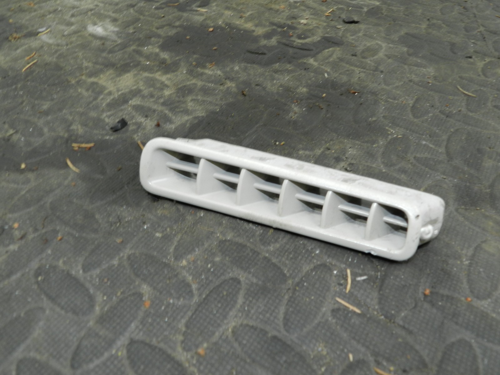 107. 2007 VOLVO S80 D5. AIR GRILL VENT