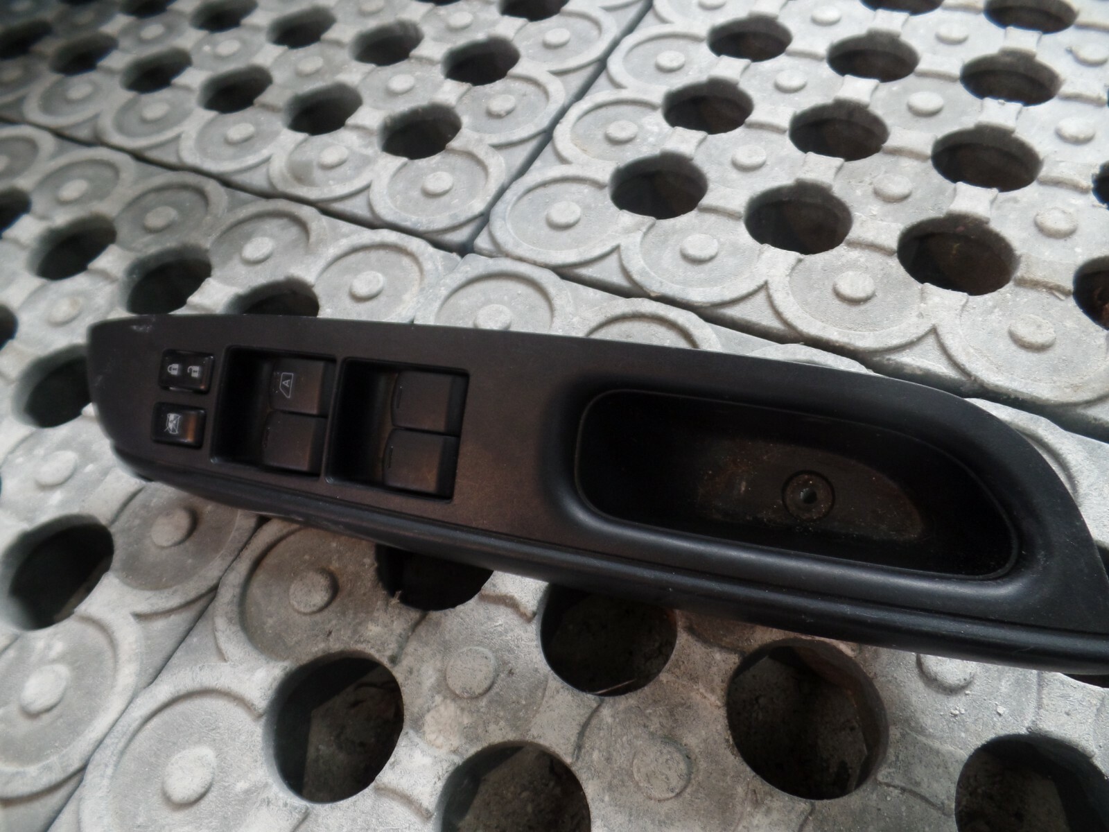 MK2 Nissan Note 2015 – Driver Side Front O/S/F Window Switch + Door Handle