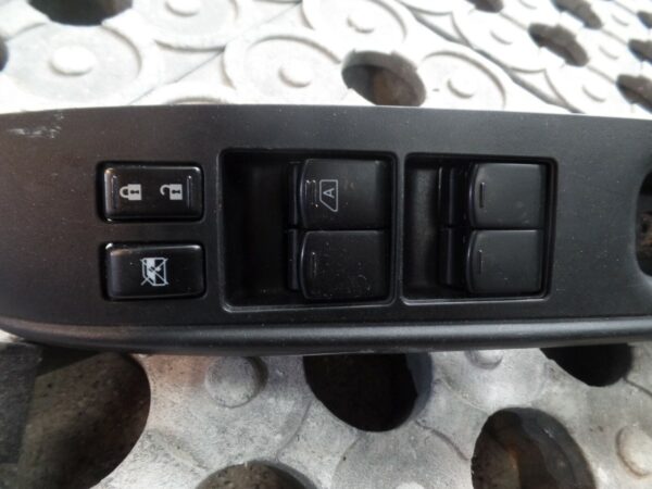 MK2 Nissan Note 2015 - Driver Side Front O/S/F Window Switch + Door Handle - Image 2