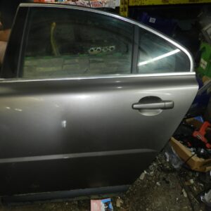 107. 2007 VOLVO S80 D5. PASSENGER REAR DOOR IN GREEN COMPLETE. SEE DESCRIPTION