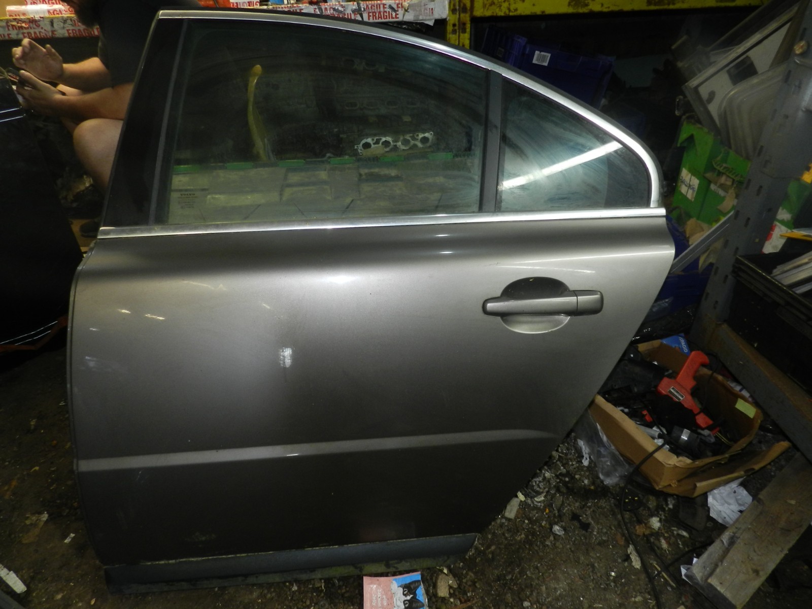 107. 2007 VOLVO S80 D5. PASSENGER REAR DOOR IN GREEN COMPLETE. SEE DESCRIPTION