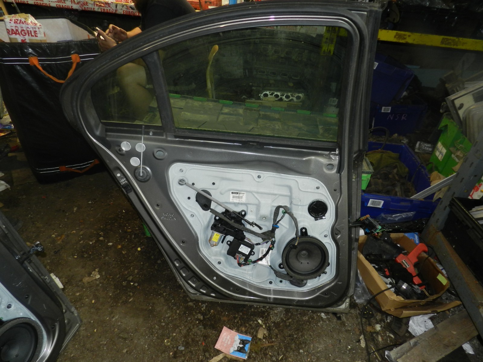107. 2007 VOLVO S80 D5. PASSENGER REAR DOOR IN GREEN COMPLETE. SEE DESCRIPTION - Image 2