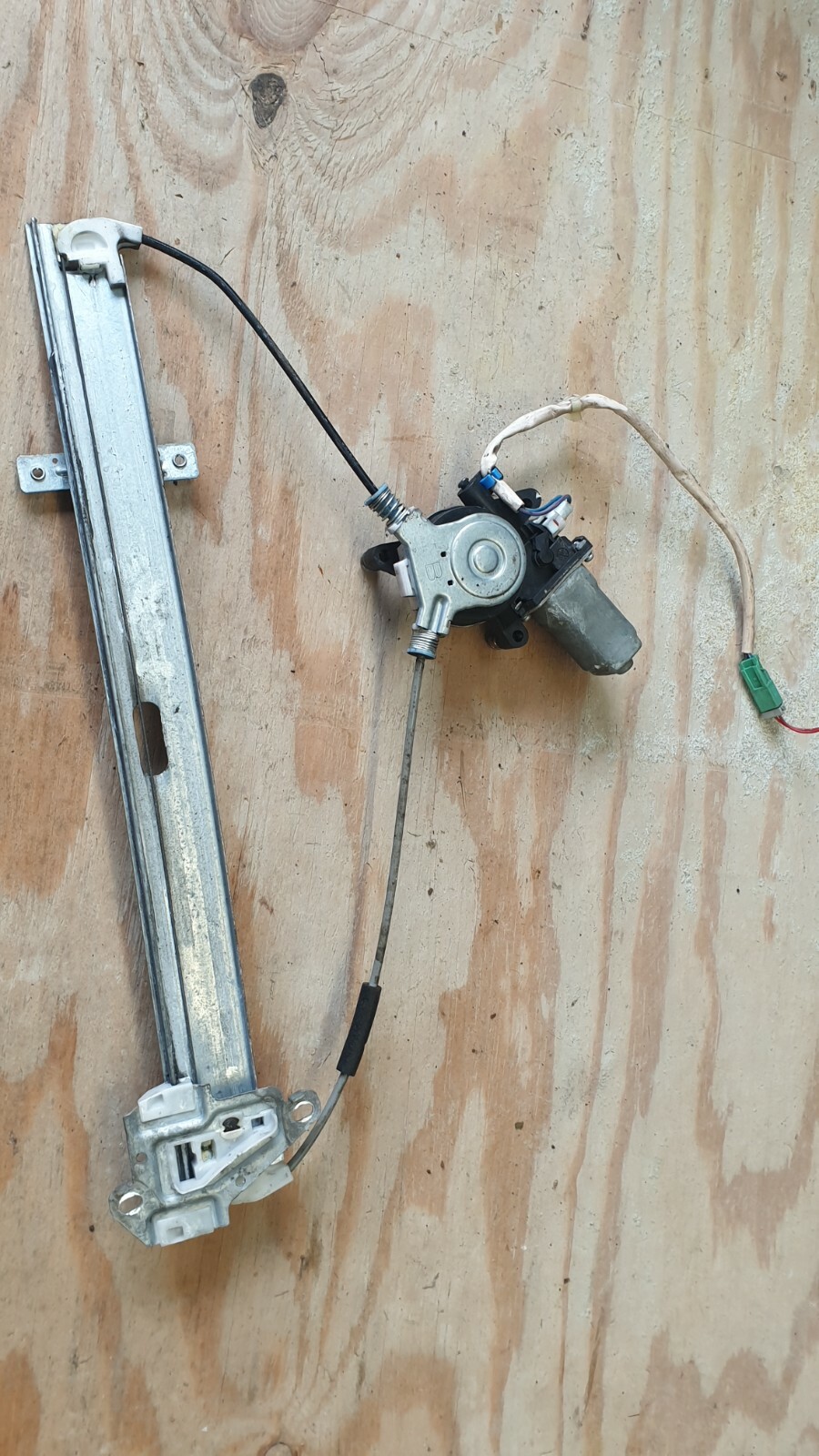 2005 HONDA JAZZ 1.4 PETROL AUTOMATIC. NEAR SIDE FRONT WINDOW REGULATOR.