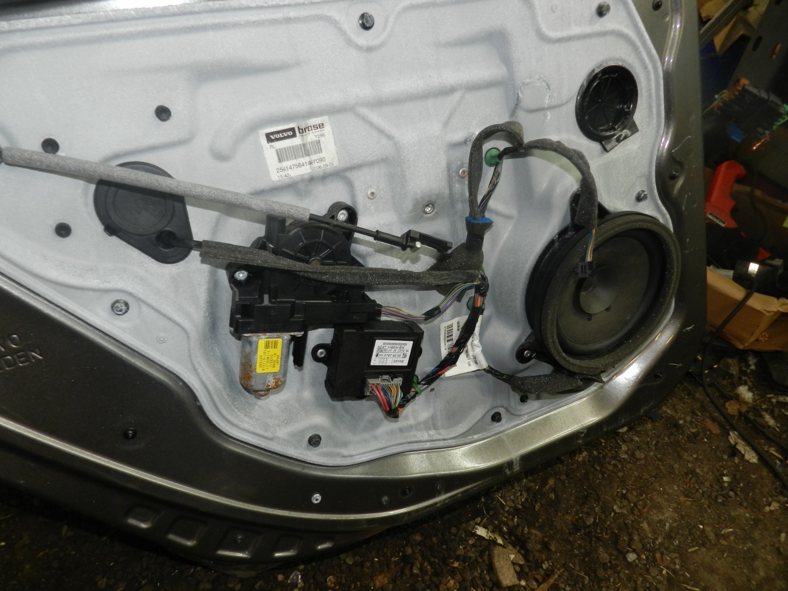 107. 2007 VOLVO S80 D5. PASSENGER REAR DOOR IN GREEN COMPLETE. SEE DESCRIPTION - Image 3