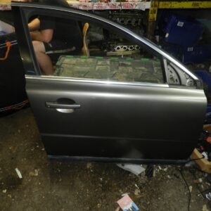 107. 2007 VOLVO S80 D5. DRIVER FRONT DOOR IN GREEN COMPLETE. SEE DESCRIPTION