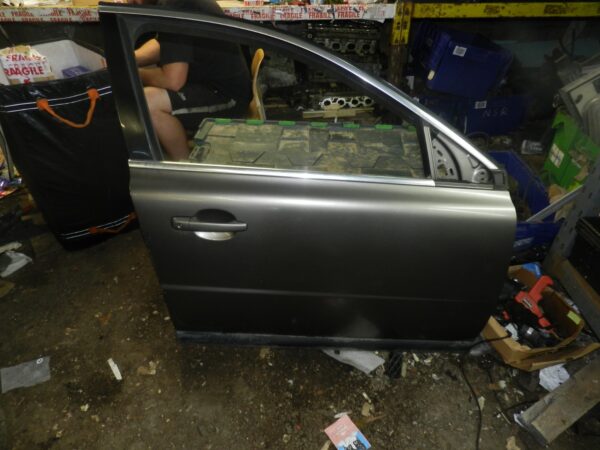 107. 2007 VOLVO S80 D5. DRIVER FRONT DOOR IN GREEN COMPLETE. SEE DESCRIPTION