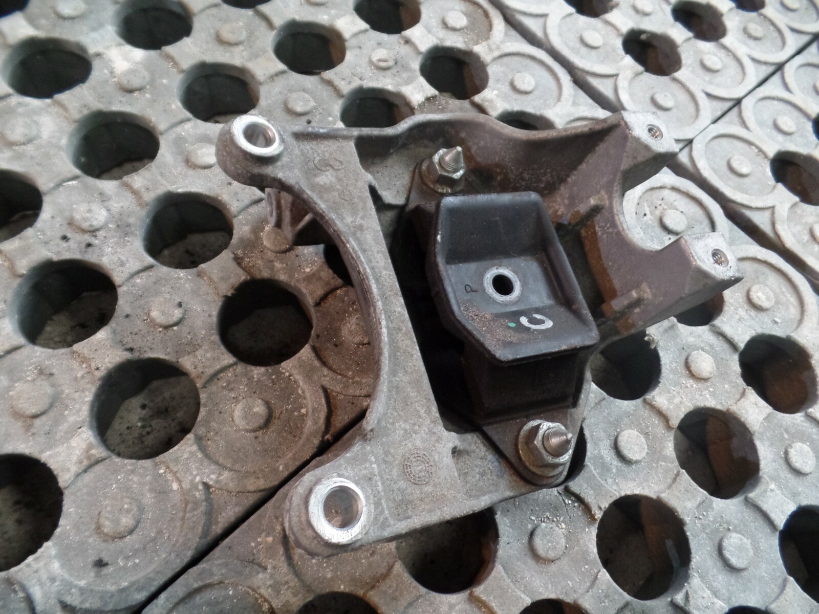 MK2 Nissan Note 2015 1.2 Engine Mount - Image 2