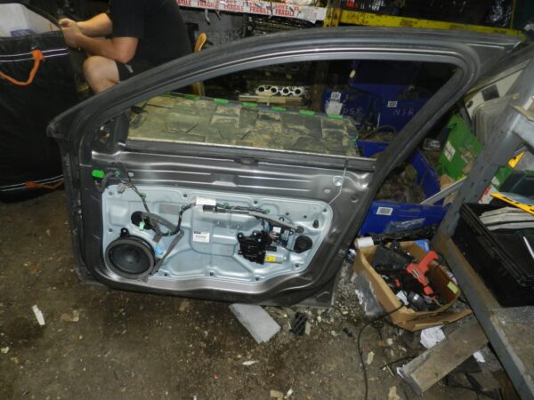 107. 2007 VOLVO S80 D5. DRIVER FRONT DOOR IN GREEN COMPLETE. SEE DESCRIPTION - Image 2