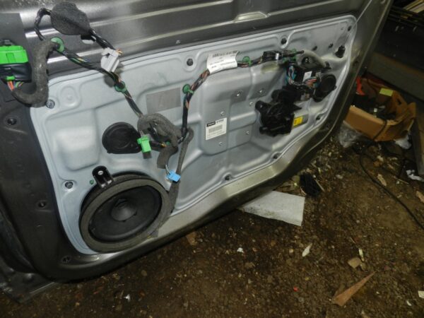 107. 2007 VOLVO S80 D5. DRIVER FRONT DOOR IN GREEN COMPLETE. SEE DESCRIPTION - Image 3