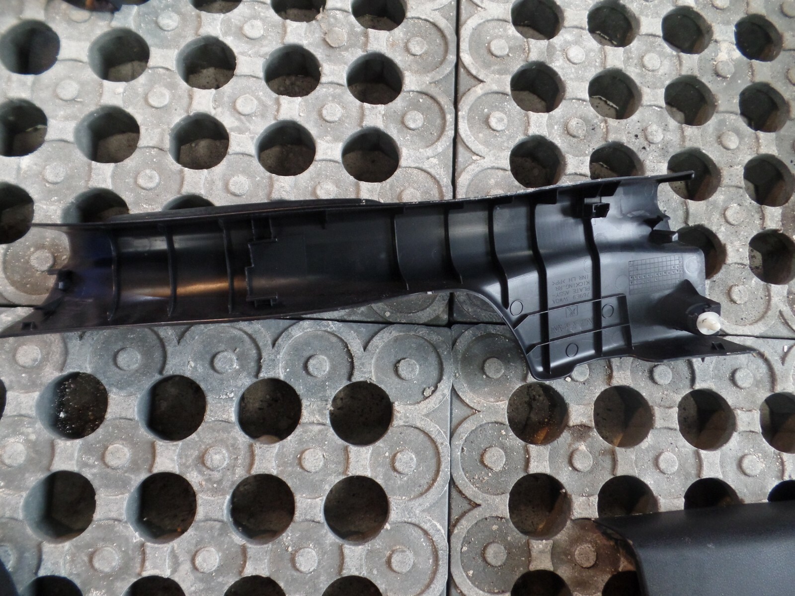 MK2 Nissan Note 2015 - Passenger Side Rear N/S/R Door Sill Trim Cover - Image 2