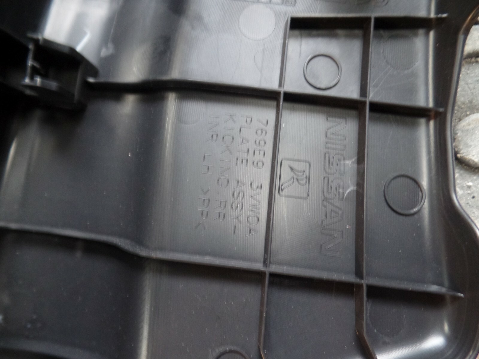 MK2 Nissan Note 2015 - Passenger Side Rear N/S/R Door Sill Trim Cover - Image 3