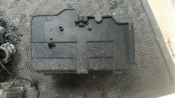 2013 Ford Focus 1.0 Petrol Ecoboost Battery Tray - Image 2