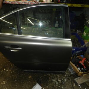 107. 2007 VOLVO S80 D5. DRIVER REAR DOOR IN GREEN COMPLETE. SEE DESCRIPTION