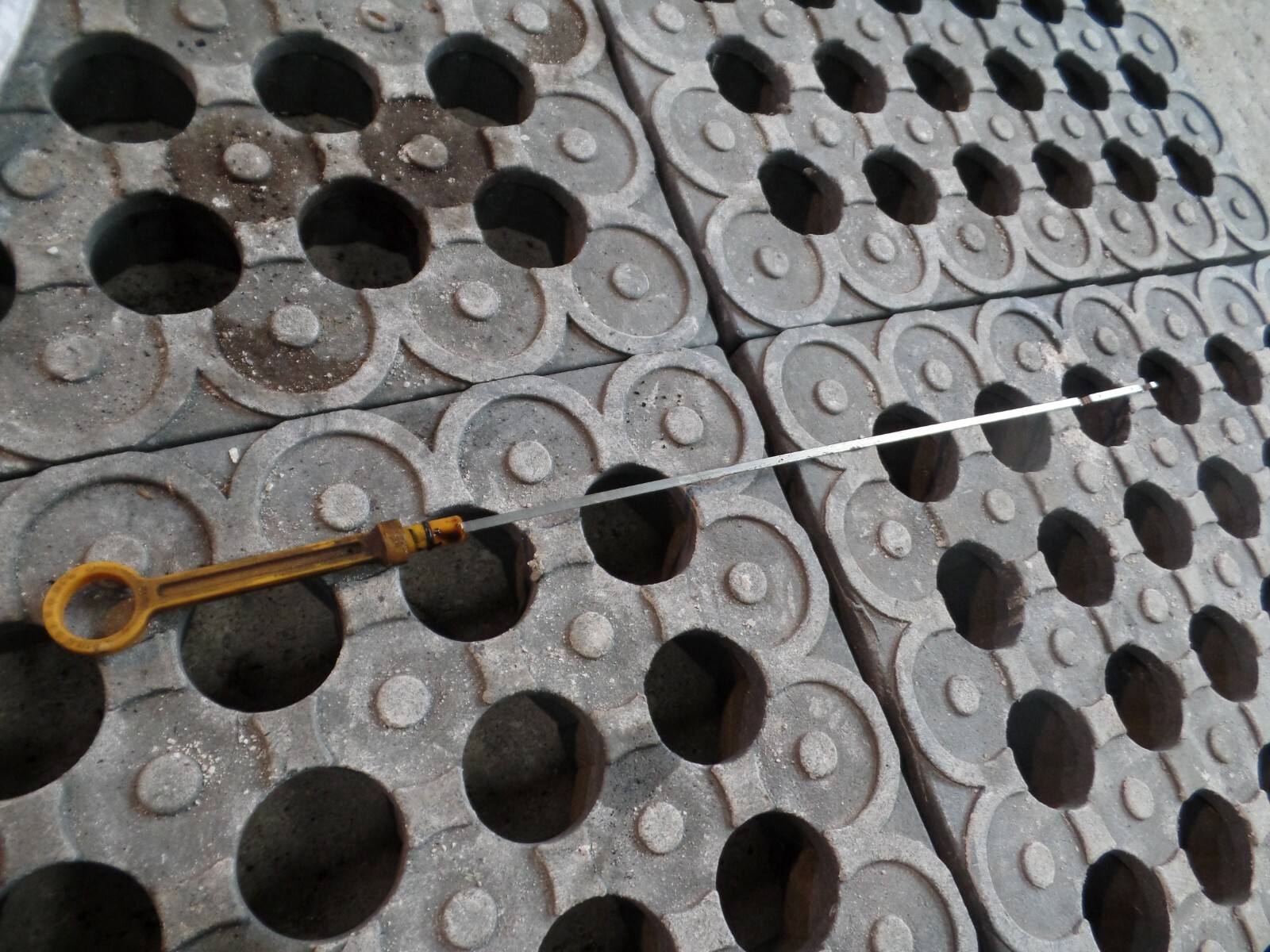 MK2 Nissan Note 2015 1.2 Petrol - Oil Dipstick - Image 2